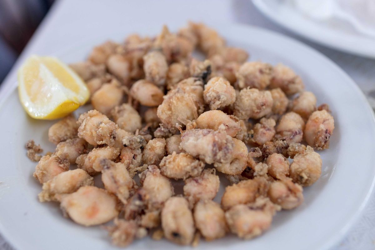 No hay mejor momento para dejarse tentar por la gastronomía de Alicante, con las Hogueras de San Juan 2025 a la vuelta de la esquina.