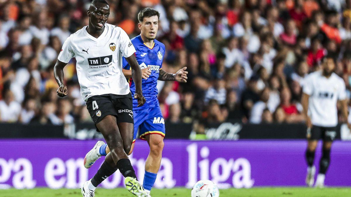 Mouctar Diakhaby of Valencia CF in action during the Spanish league, La Liga EA Sports, football match played between Valencia CF and Getafe CF at Mestalla stadium on August 29, 2025, in Valencia, Spain.