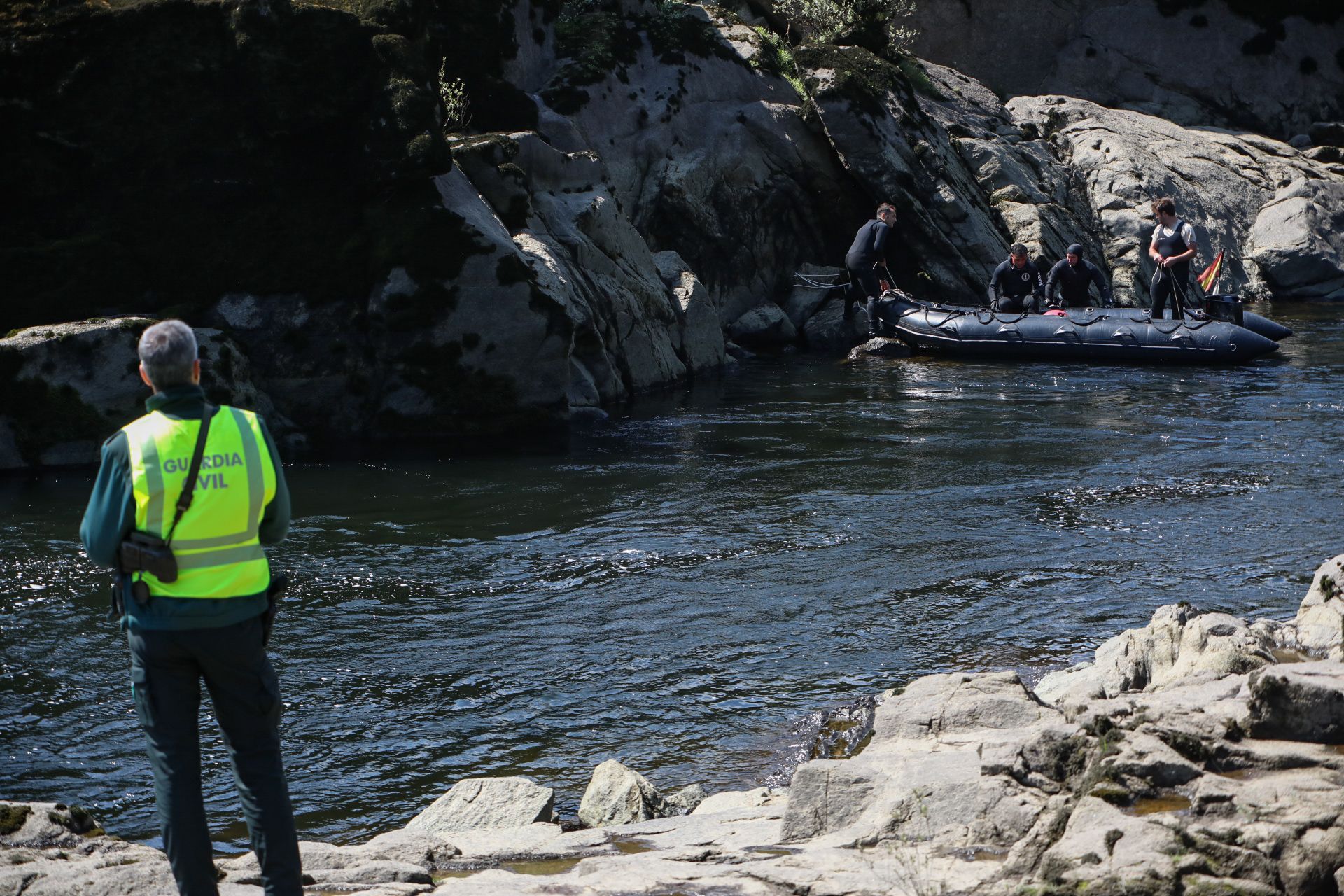 Búsqueda por agua y aire del joven arrastrado por el río en Arbo