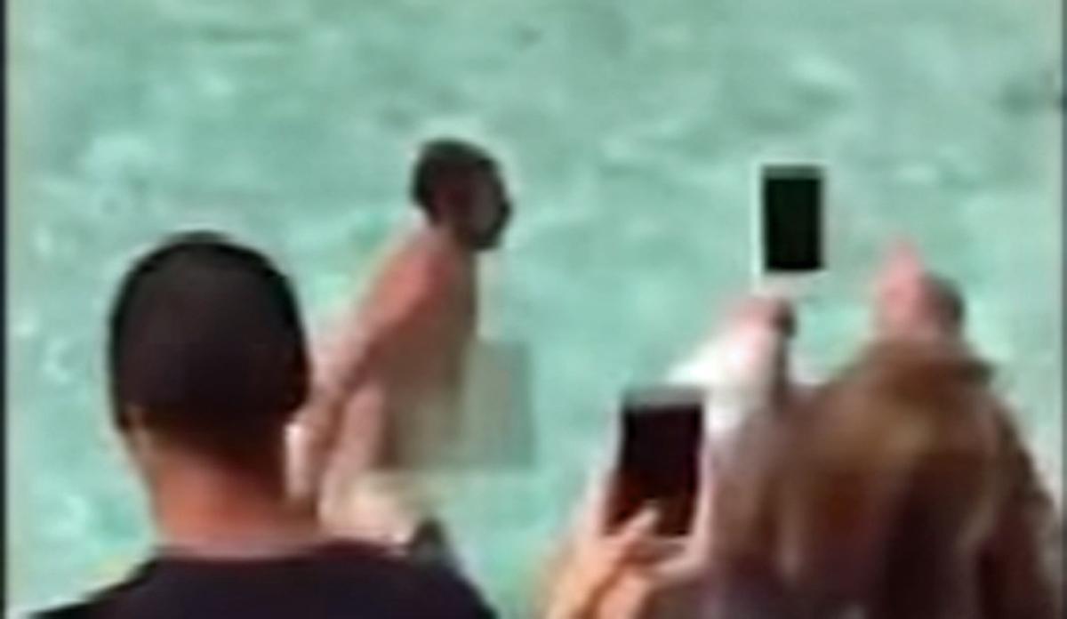 Un home ha travessat nedant i completament nu la Fontana de Trevi de Roma