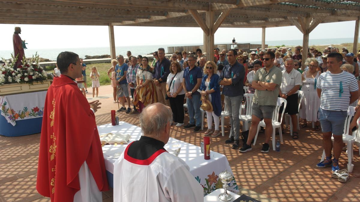 La eucaristía se celebró en la pérgola de madera, con presencia de los tres grupos políticos de Cabanes.