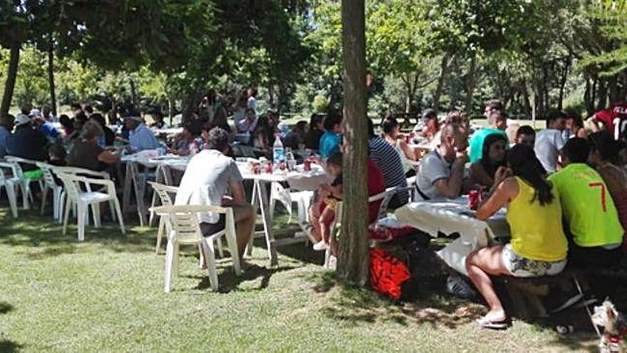 Vecinos de Santa Croya celebran la comida de los &quot;barcos locos&quot;