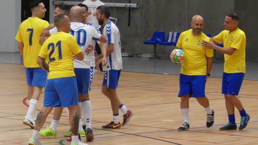 Murgueros del CD Tenerife y la UD Las Palmas disputan su primer partido solidario