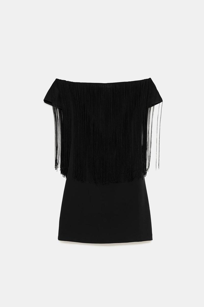 Vestido negro de flecos de Zara. (Precio: 29, 95 euros. Precio rebajado: 19, 99 euros)