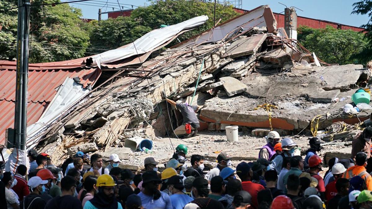 Tareas de rescate y desescombro en Cali, Colombia, tras el terremoto.