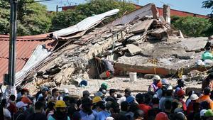 Tareas de rescate y desescombro en Cali, Colombia, tras el terremoto.
