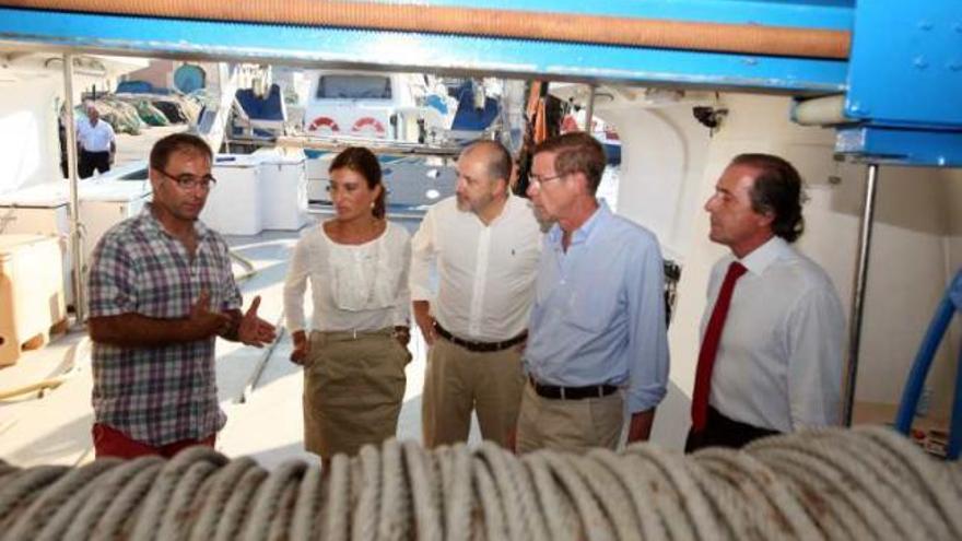 Clemente visitó ayer a los pescadores de Santa Pola.