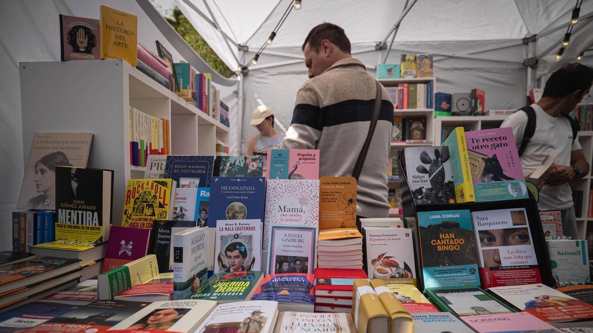 Varias personas en la feria del libro.
