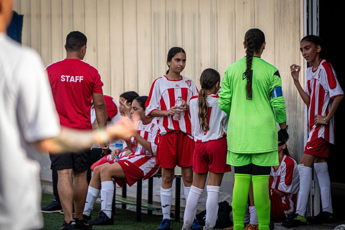 Las niñas gitanas lideran el cambio del fútbol femenino en La Mina