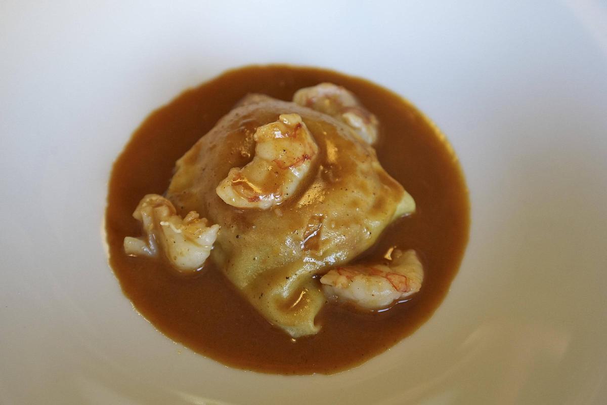 Raviolis de peix amb crema de marisc i llagostins.