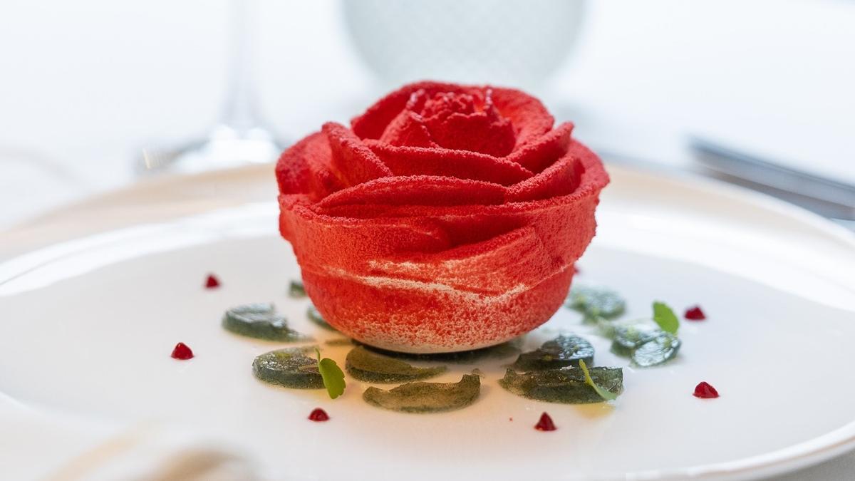 La Rosa de Sant Jordi, postre especial de la 'diada' del Hotel El Palace.