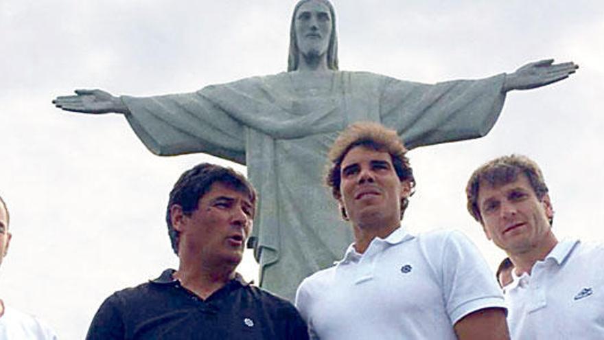 De izquierda a derecha, Rafa Maymó, Toni y Rafel Nadal, y Carlos Costa, delante del cristo corcovado en Río de Janeiro.