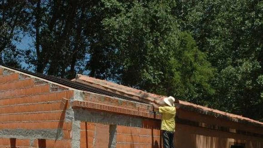 Los albañiles trabajan en la construcción de uno de los edificios.