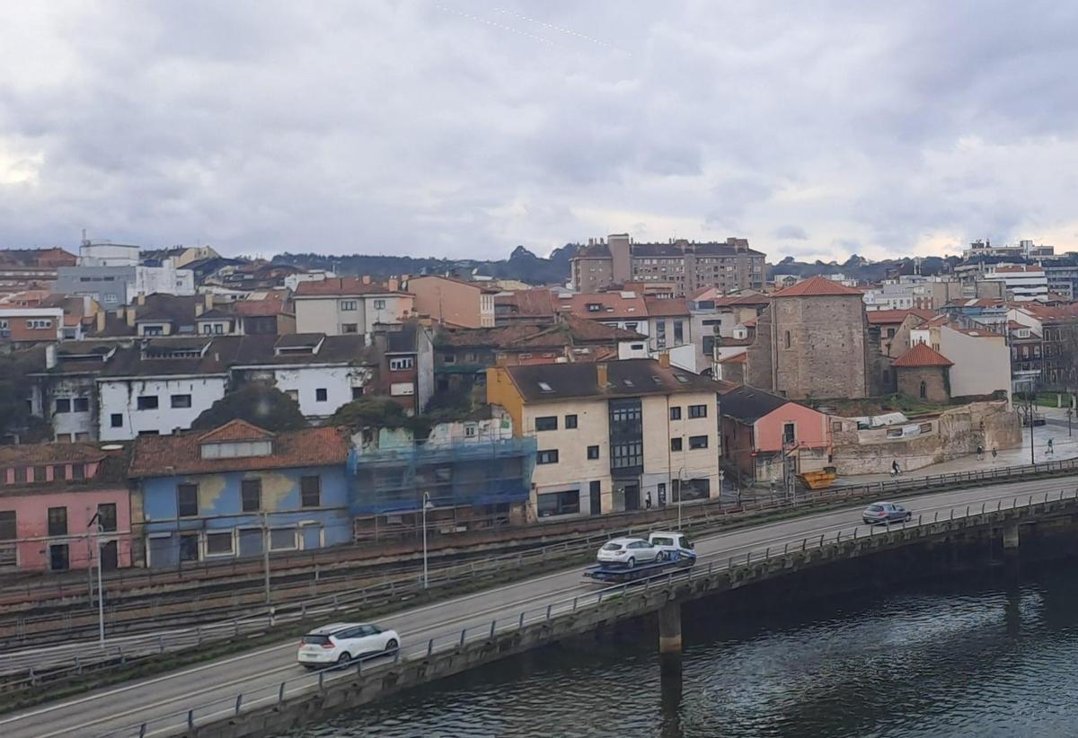 El edificio, andamiado y ya con parte de latechumbre retirada