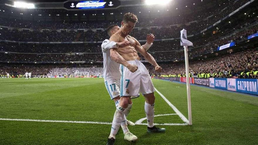 El coruñés Lucas Vázquez abraza a Cristiano Ronaldo tras el gol decisivo.