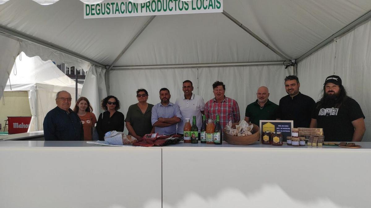 Los productores locales posan junto a Óscar Durán y Alfredo González.Algunos de los productos que se ofrecerán en la degustación gratuita del Mercado de Verán.