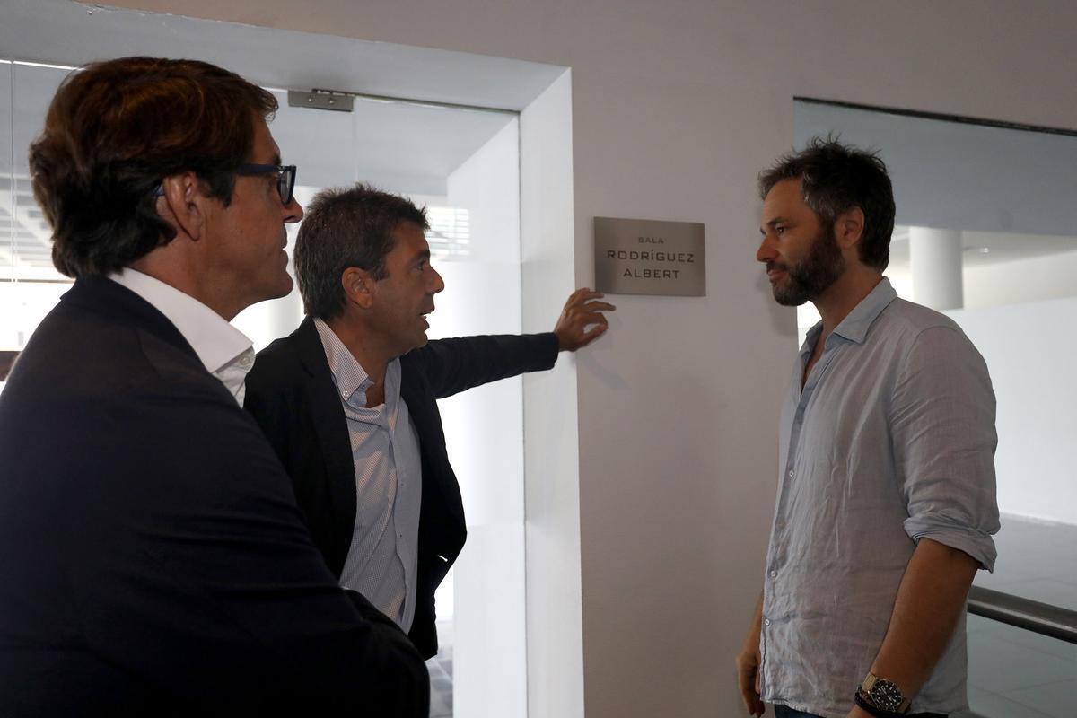 Juan de Dios Navarro, Carlos Mazón y Josep Vicent visitan la Sala Rodríguez Albert.