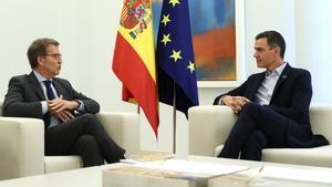 Pedro Sánchez y Alberto Núñez Feijóo, el pasado 10 de octubre, en la reunión que mantuvieron en la Moncloa.
