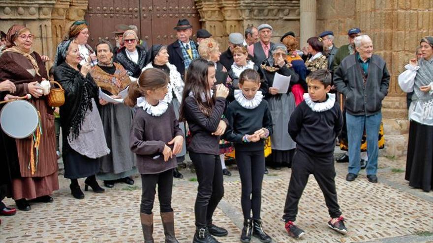 Santiago levanta el telón