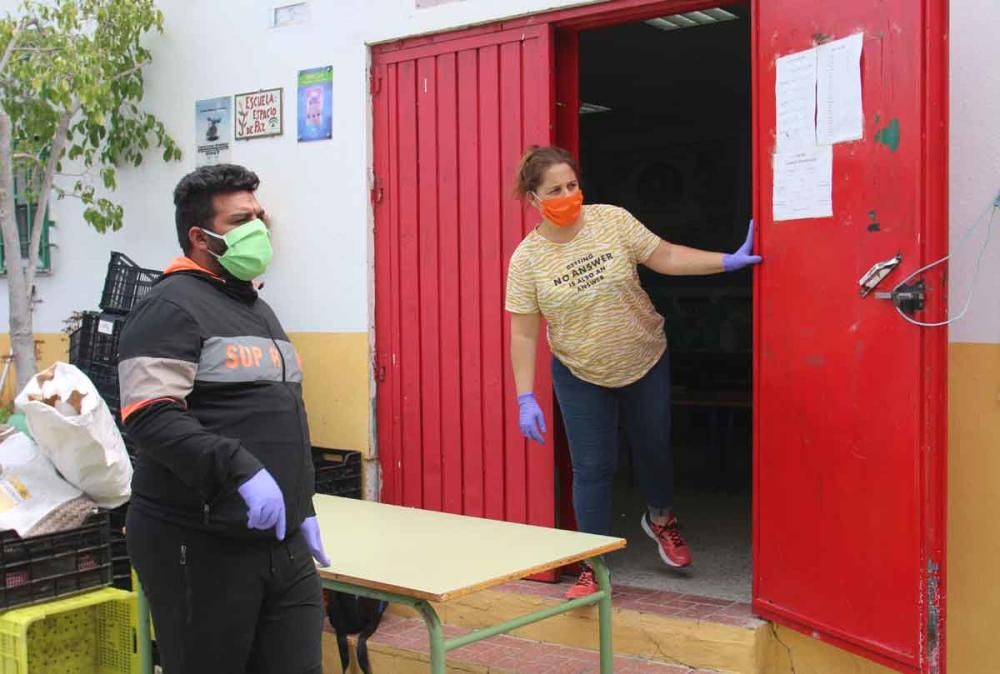 Reparto solidario de comida en los Asperones