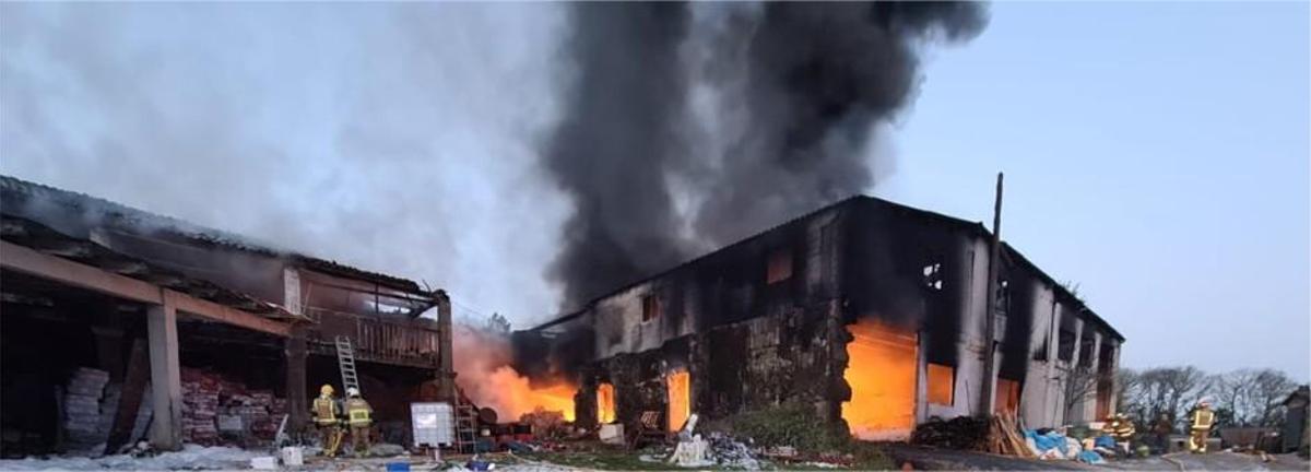 El fuego destruyó la fábrica por completo.