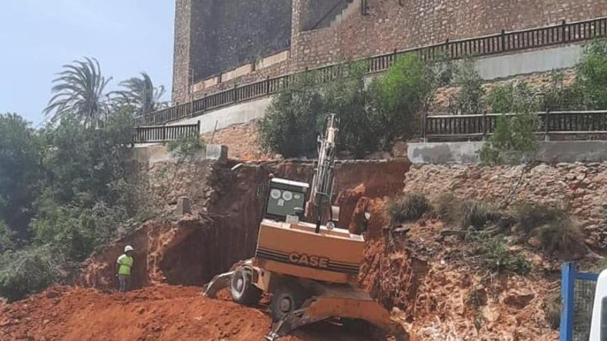 Orihuela inicia la reparación del socavón en el paseo de La Caleta en Cabo Roig pendiente desde la DANA de 2019