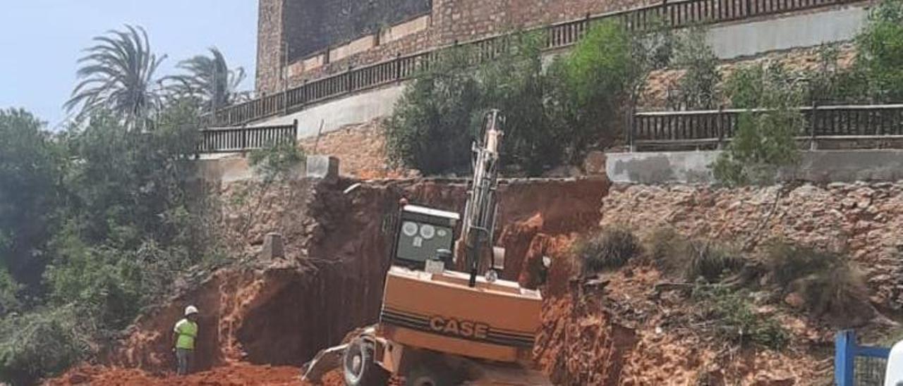 Operarios trabajando en la reparación del socavón