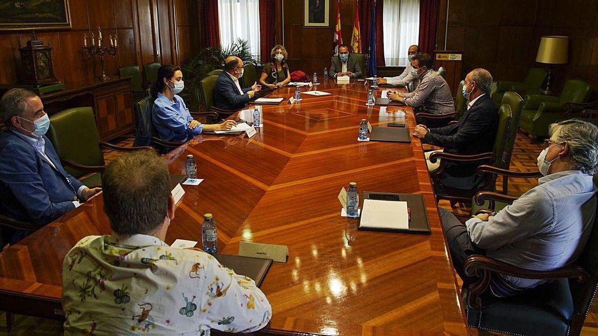 Reunión sobre exportaciones en la Subdelegación con agentes empresariales.