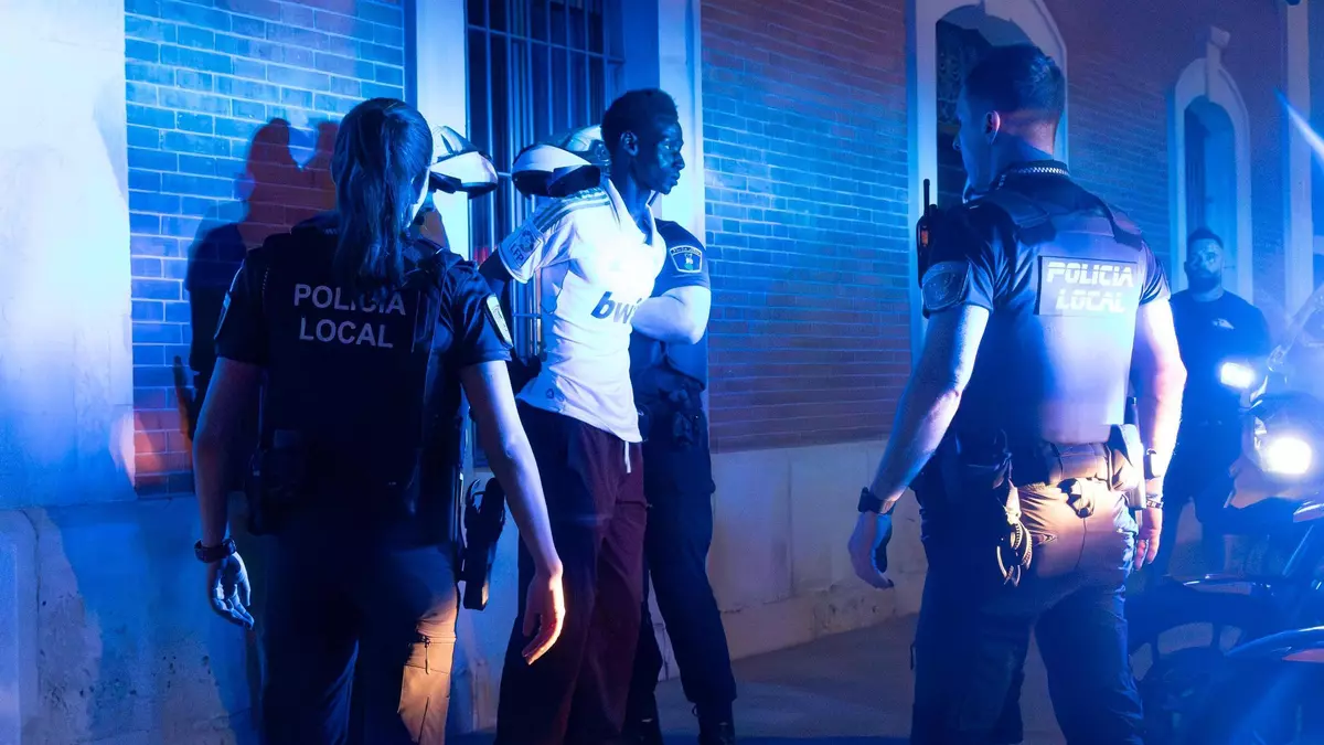 Un operativo conjunto policial contra el "top manta" acaba con detenidos y material requisado en el puerto de Alicante