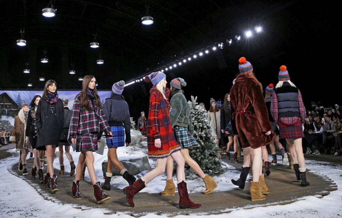Diverses models mostren les creacions del dissenyador Tommy Hilfiger per a la col·lecció tardor-hivern durant la setmana de la moda de Nova York.