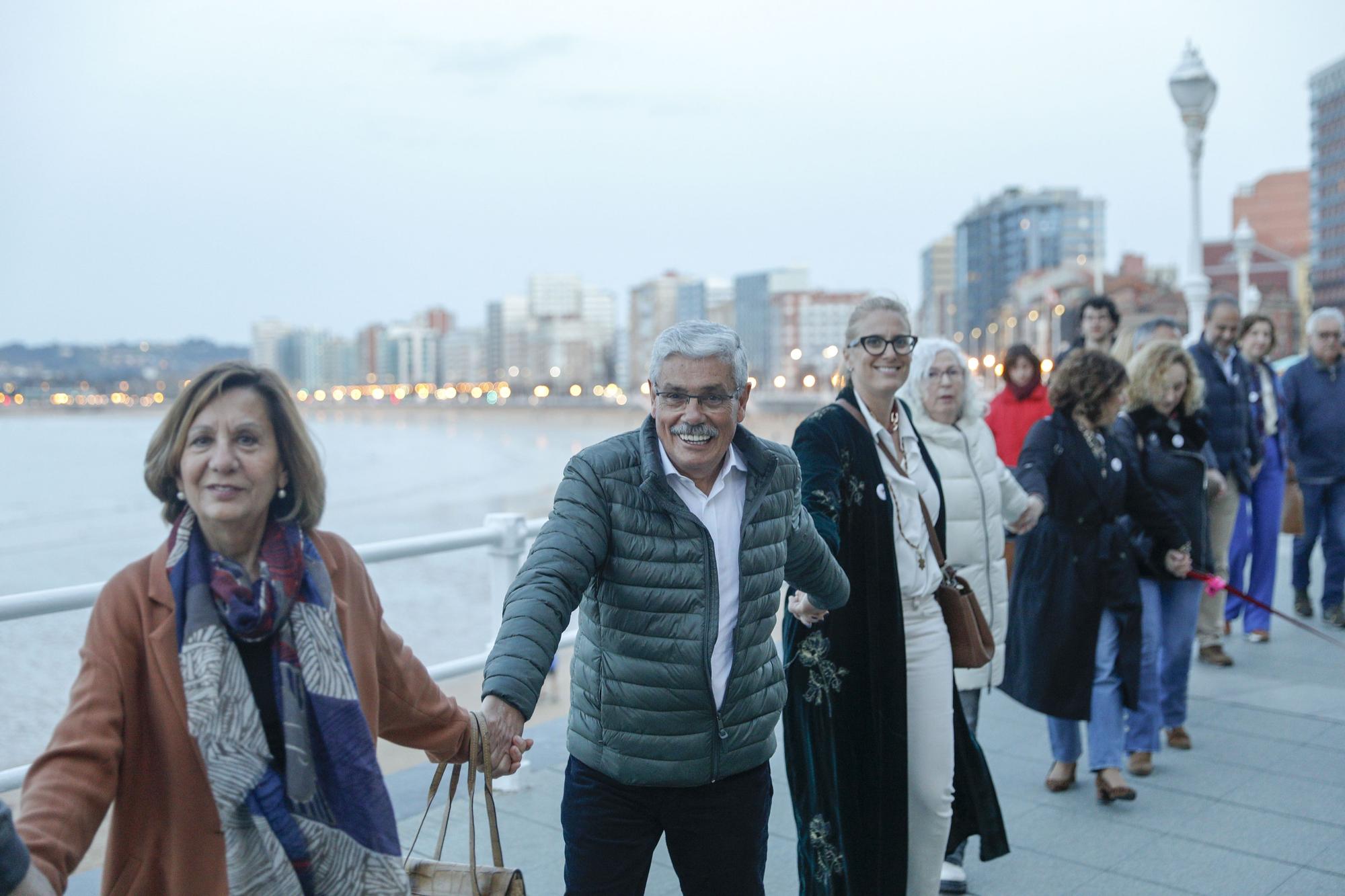 En imágenes: Así fue la cadena humana contra el racismo y la xenofobia que se organizó en Gijón