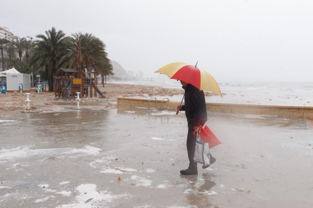 La borrasca Gloria deja impresionantes imágenes en la playa alicantina