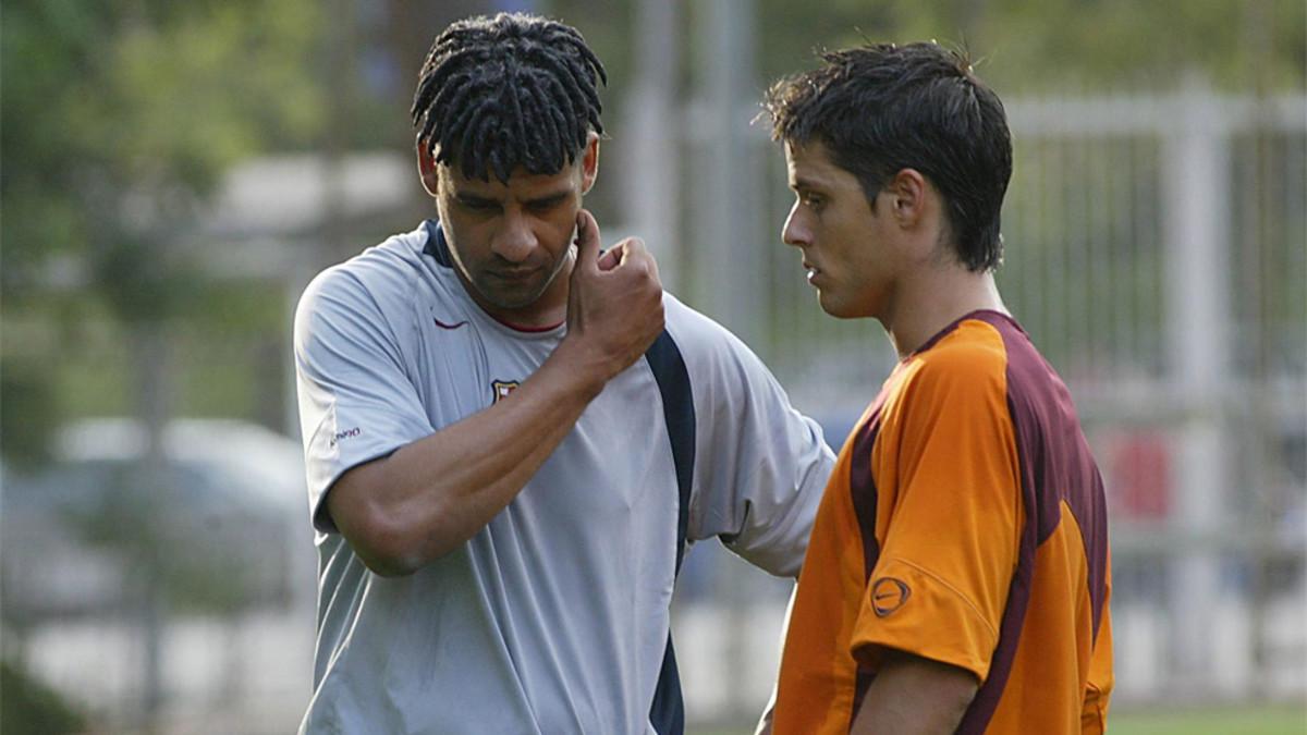 Óscar López junto a Frank Rijkaard durante su etapa en el FC Barcelona