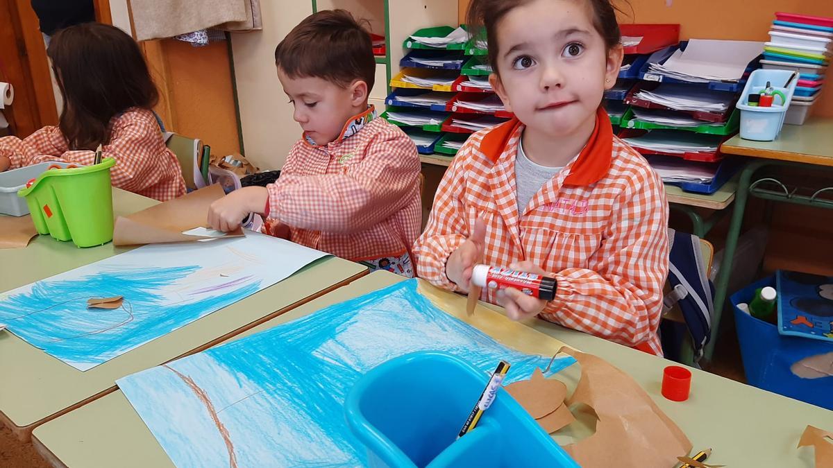 Los niños de Lugones pintan a Maruja Mallo