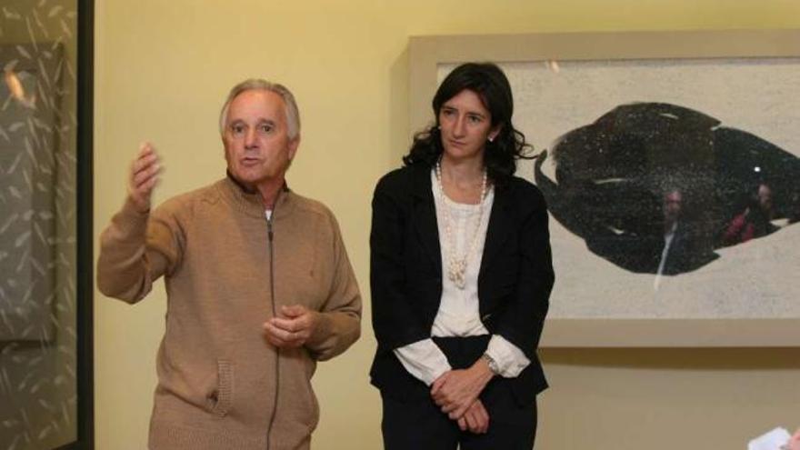 Manuel Ruibal junto a Paloma Vela, responsable de Artes Plásticas de Novacaixagalicia. // Jesús de Arcos