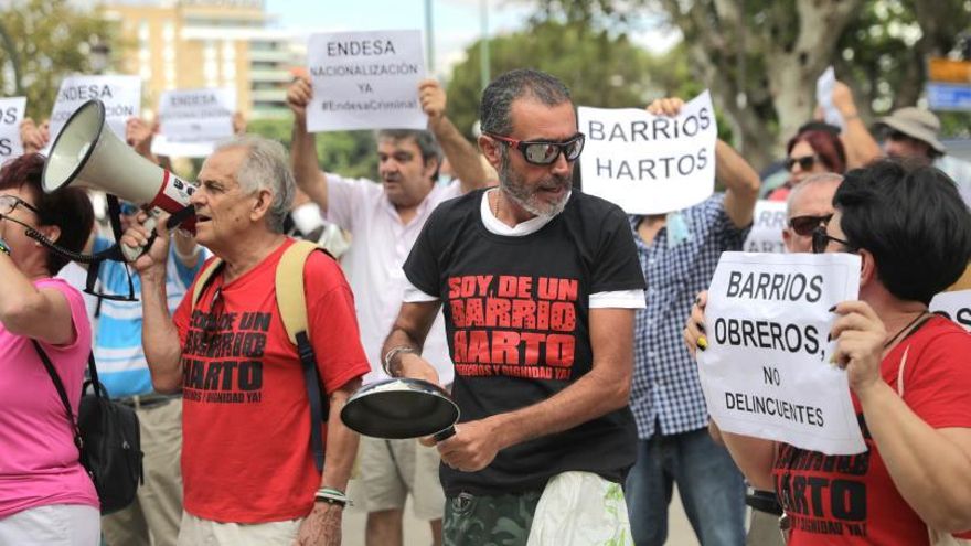 Vecinos de las zonas de Sevilla afectadas por los cortes de luz, durante su protesta ante San Telmo |
