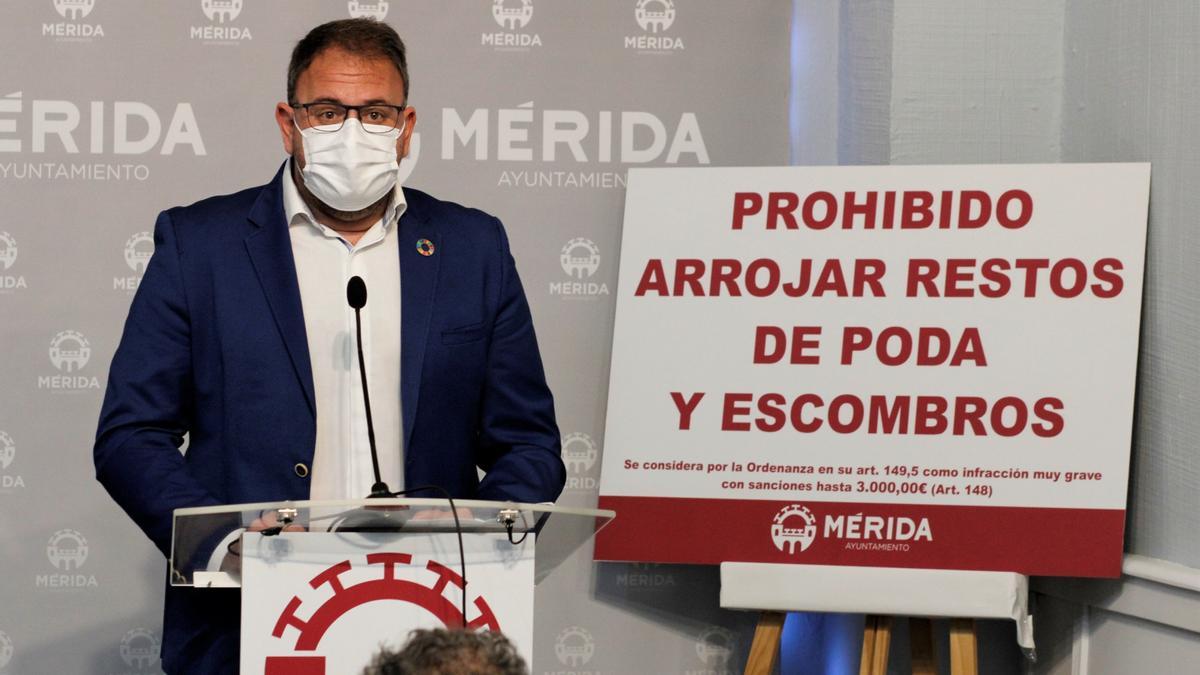 El alcalde de Mérida, Antonio Rodríguez Osuna, ayer en rueda de prensa.