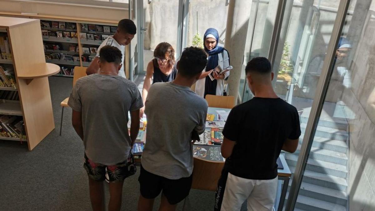 Un grup de joves, durant una visita a la biblioteca