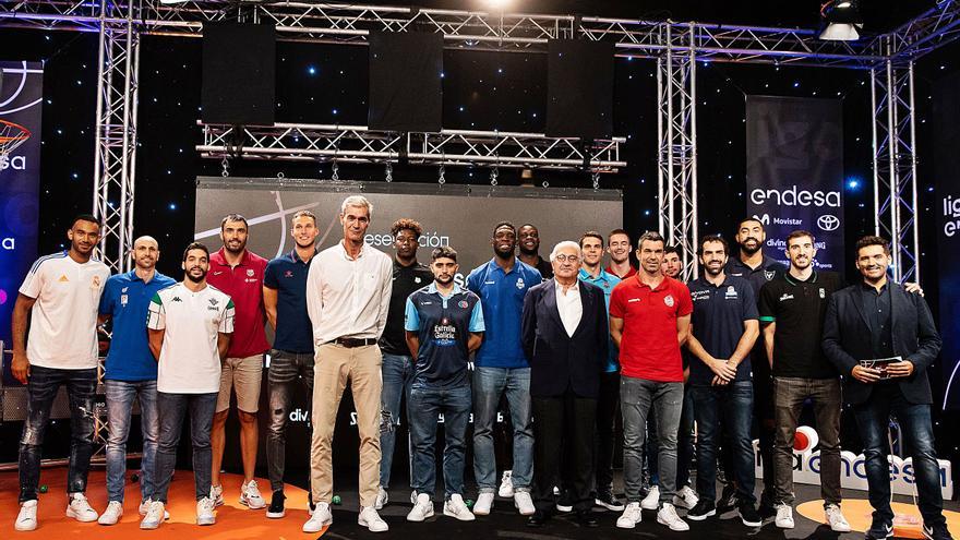 Foto de familia de los jugadores de los distintos equipos que acudieron a la presentación de la Liga Endesa, junto al presidente de la ACB, Antonio Martín, y al consejero delegado de de Endesa, José Bogas.