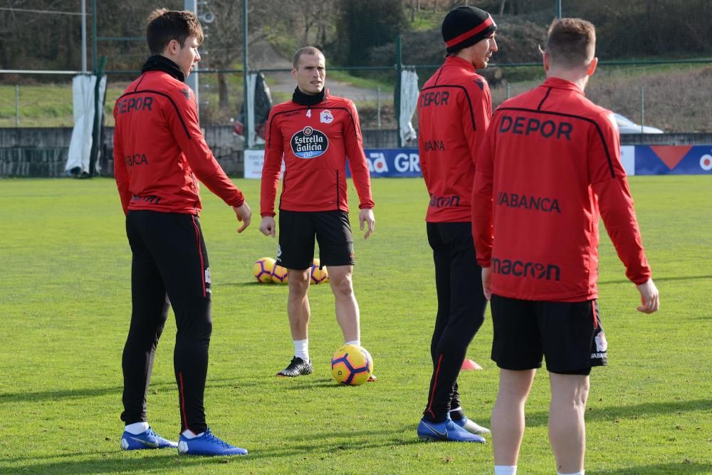 El preparador deportivista, Natxo González, ha facilitado la convocatoria del equipo coruñés tras el entrenamiento de esta mañana.