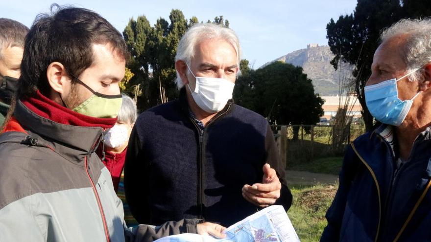 Representants d&#039;Unió de pagesos i naturalistes amb els plànols de la variant