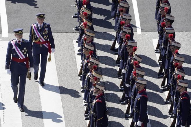 Los Reyes Felipe y Lezia presiden el desfile del Día de las Fuerzas Armadas ante miles de ovetenses