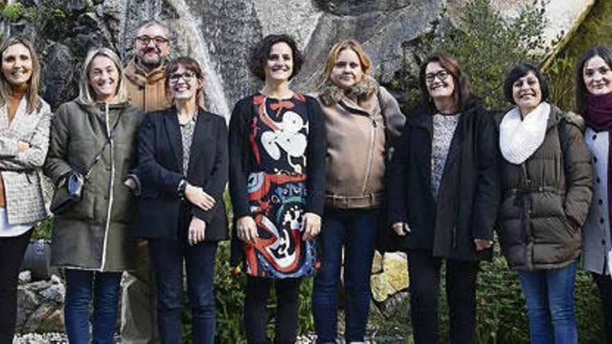 Representantes de Cruz Roja, Fundación Érguete y la Caixa, ayer en el Centro de Inserción Social con sus responsables.