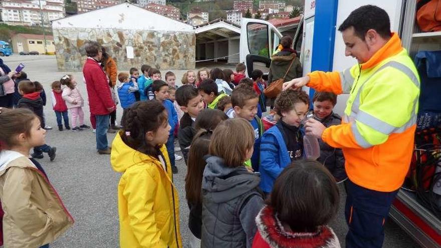 Los escolares prueban las máscaras de oxígeno.