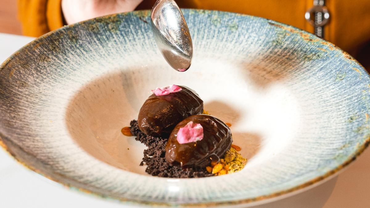 Ganache de chocolate con chutney de maracuyá, postre elaborado en Benares Madrid.