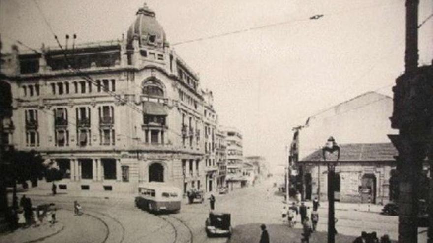 Sede principal del Banco de Vigo en la esquina de Colón. Aún no albergaba la sede central de La Caja.  // A. Pacheco