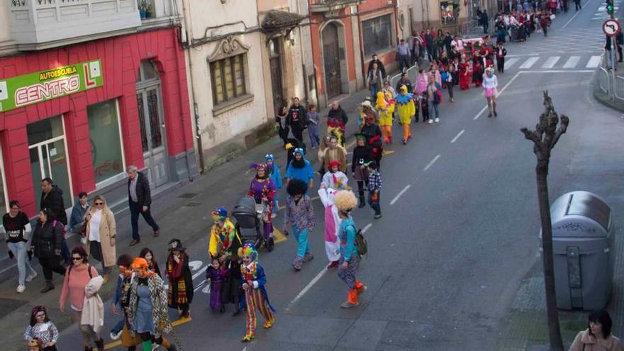 El desfile por las calles de Sotrondio, en la jornada de ayer.