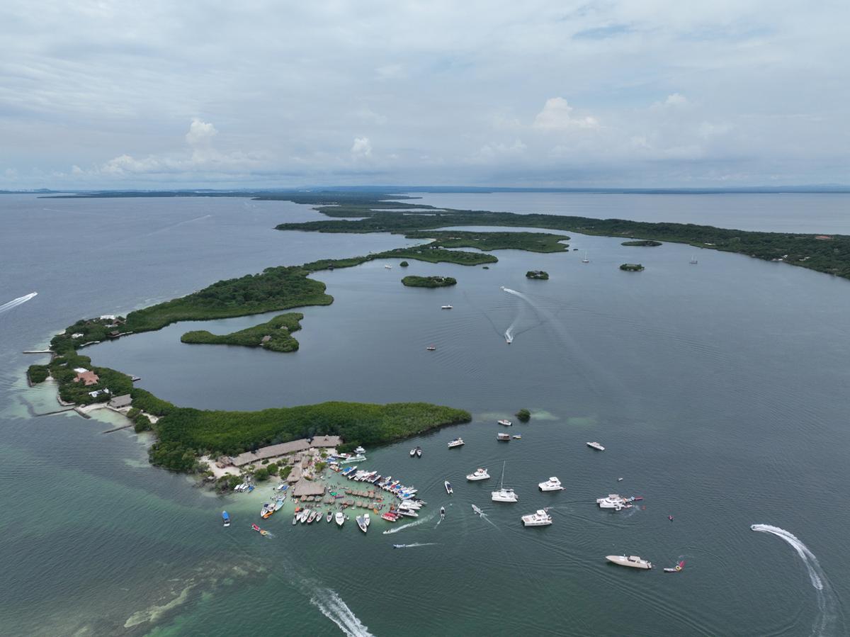 Como las cuentas de un rosario: así se ven las islas del Rosario desde el cielo.