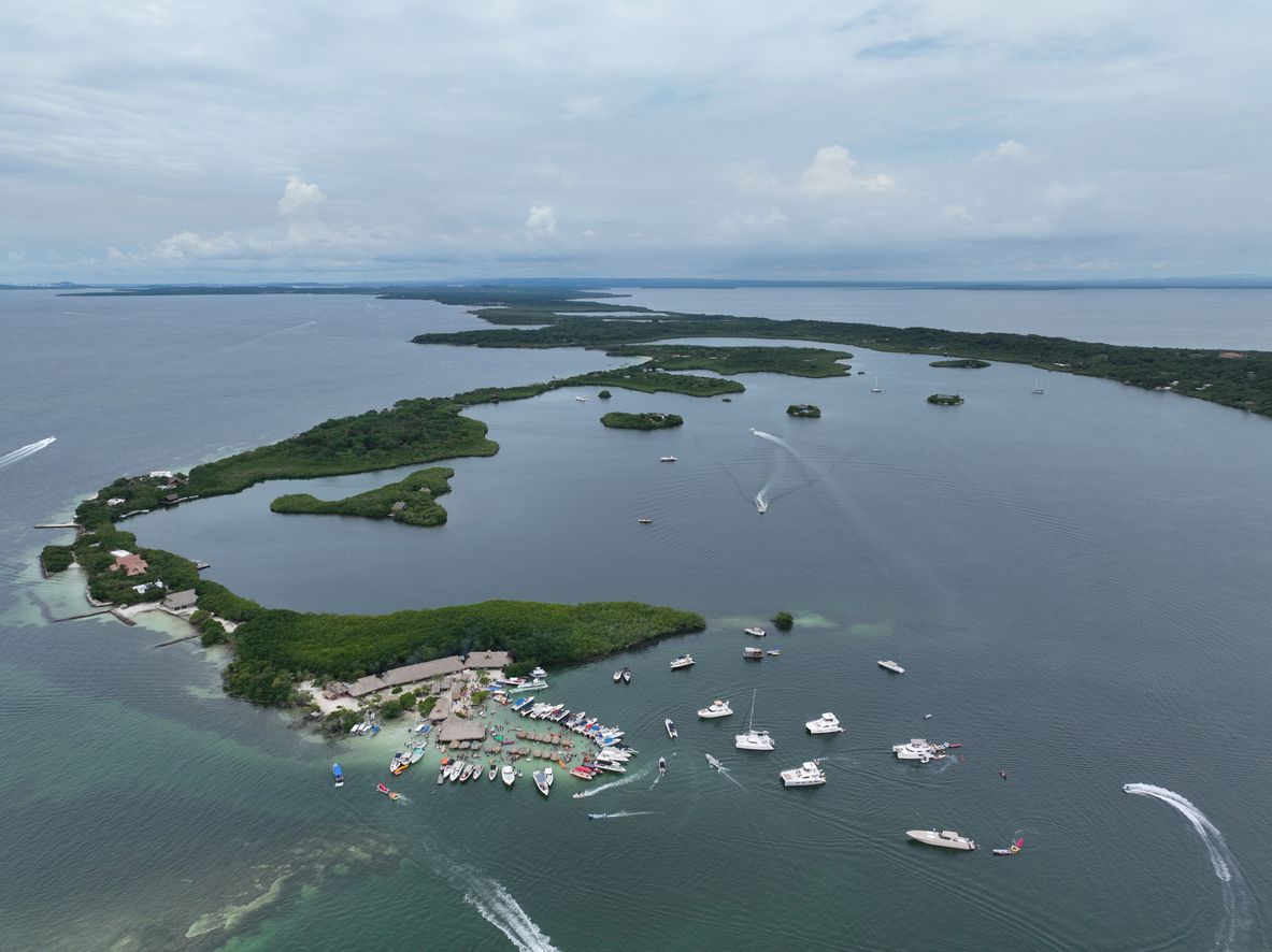 Como las cuentas de un rosario: así se ven las islas del Rosario desde el cielo.
