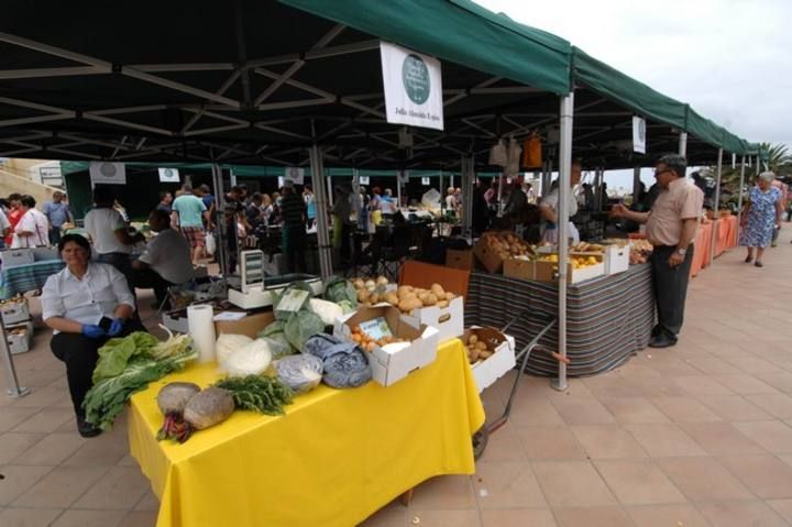 MERCADO AGRICOLA EN EL PARQUE DEL BARRIO DE EL PAGADOR